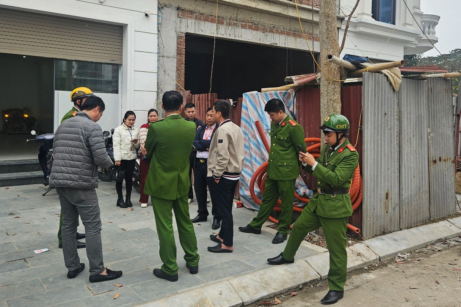 ຜູ້ເຖົ້າແກ່ 50 ຄົນໄດ້ໄປຕາມຖະໜົນຫົນທາງເພື່ອເຂົ້າຮ່ວມກອງປະຊຸມ: ອຳນາດການປົກຄອງທ້ອງຖິ່ນເວົ້າແນວໃດ? - 1 Vụ 50 người cao tuổi xuống phố dự hội thảo: Chính quyền địa phương nói gì? - 1