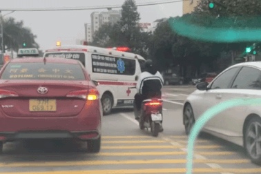 Vụ không nhường đường vì "vướng" đèn đỏ: Xe cấp cứu có một phần lỗi