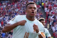 Mbappe xô đổ nhiều kỷ lục, vượt Messi dẫn đầu cuộc đua Vua phá lưới