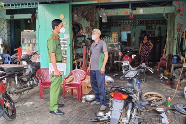 Công an vận động chủ tiệm sửa xe không rải đinh trên quốc lộ