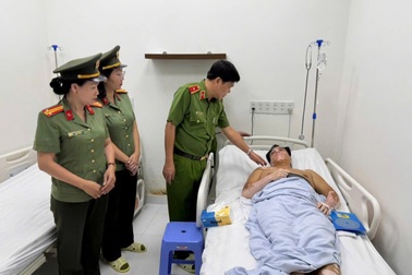 Cán bộ PCCC TPHCM bị thương khi làm nhiệm vụ tại vùng lũ