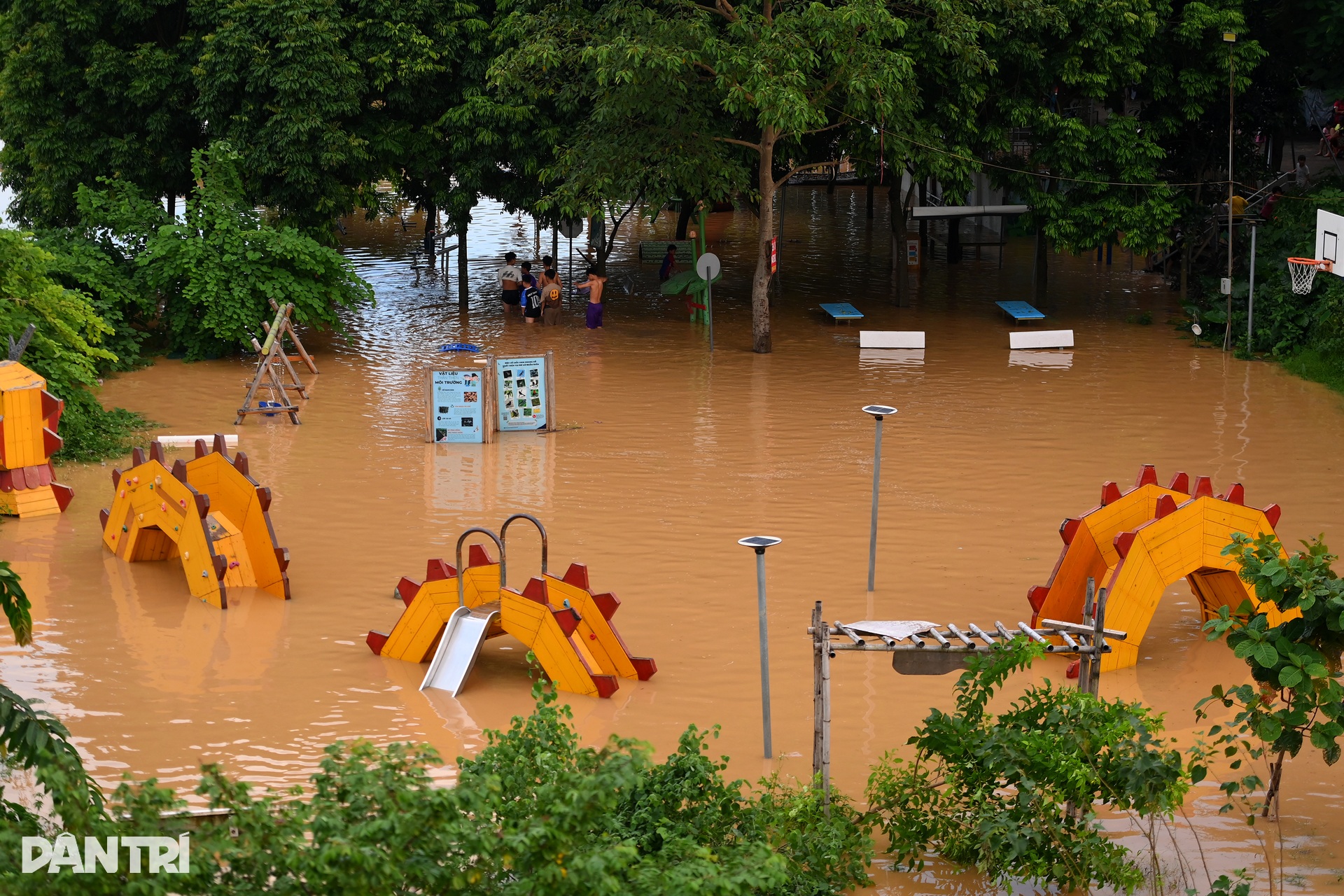 Người dân chạy lũ khi một số khu dân cư ven sông Hồng ở Hà Nội ngập sâu - 14 Người dân chạy lũ khi một số khu dân cư ven sông Hồng ở Hà Nội ngập sâu - 14