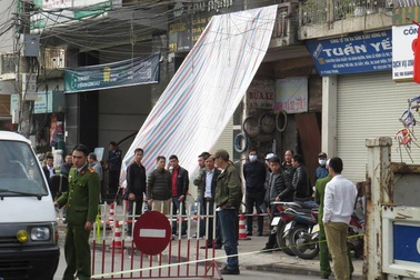 Người đàn ông tẩm xăng tự thiêu trong nhà