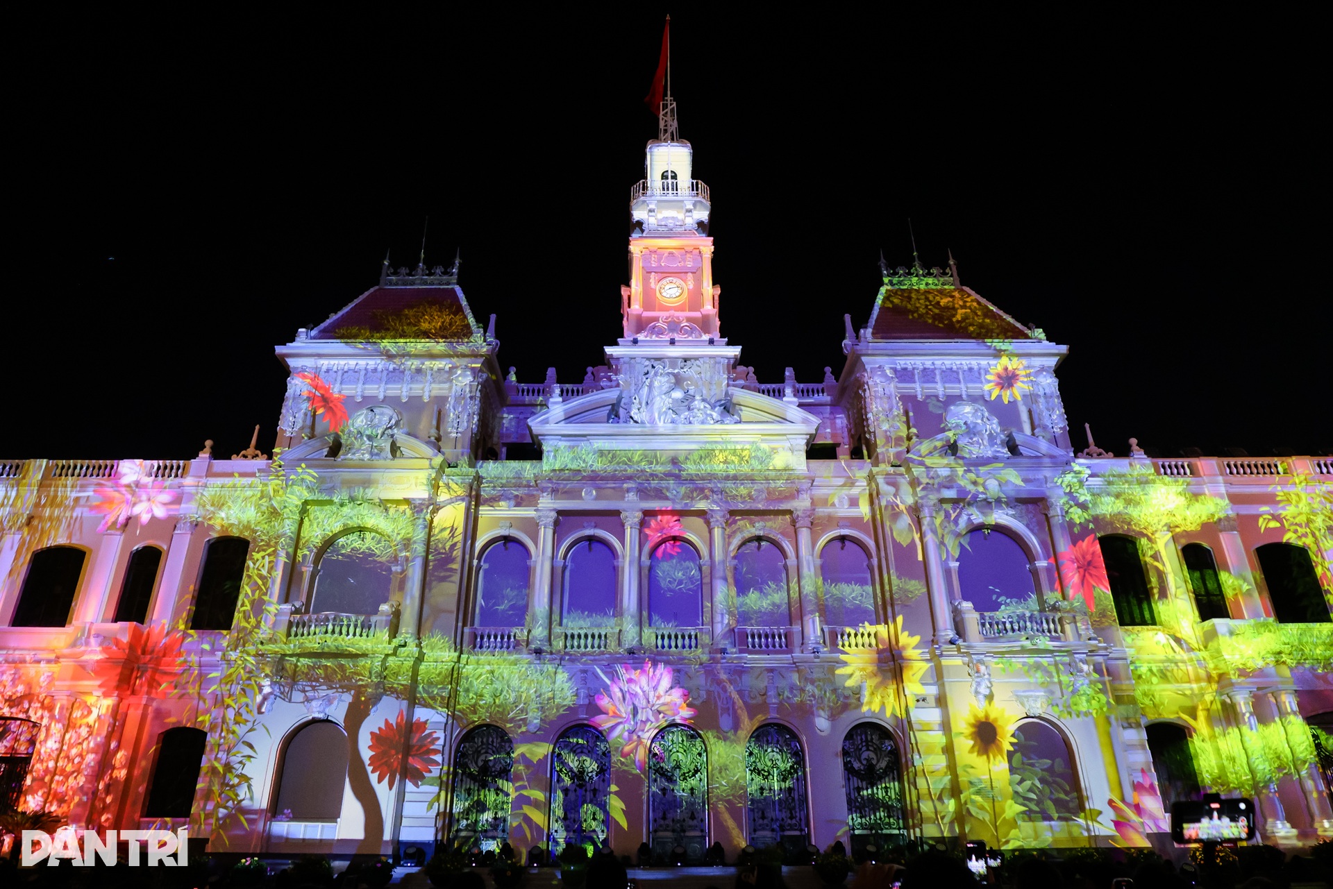 Tòa nhà UBND TPHCM lung linh trong đêm trình diễn 3D mapping quốc tế - 2 Tòa nhà UBND TPHCM lung linh trong đêm trình diễn 3D mapping quốc tế - 2