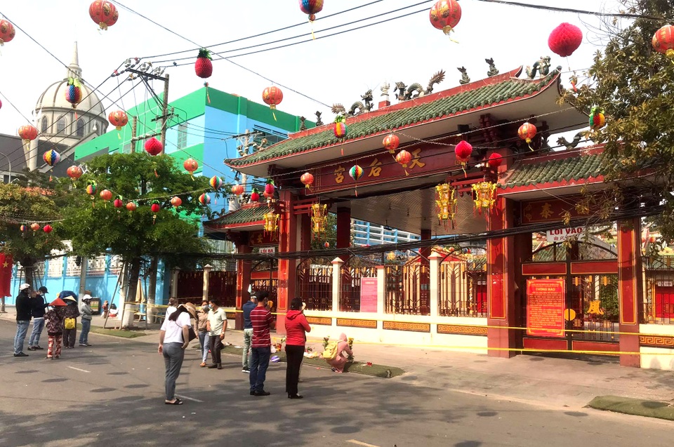 Lễ hội lớn nhất Đông Nam Bộ đóng cửa, người dân đứng ngoài chùa cầu an - 3 Lễ hội lớn nhất Đông Nam Bộ đóng cửa, người dân đứng ngoài chùa cầu an - 3