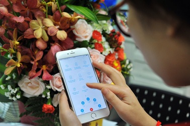 Khách hàng thích thú với trải nghiệm thanh toán cước qua QR Pay