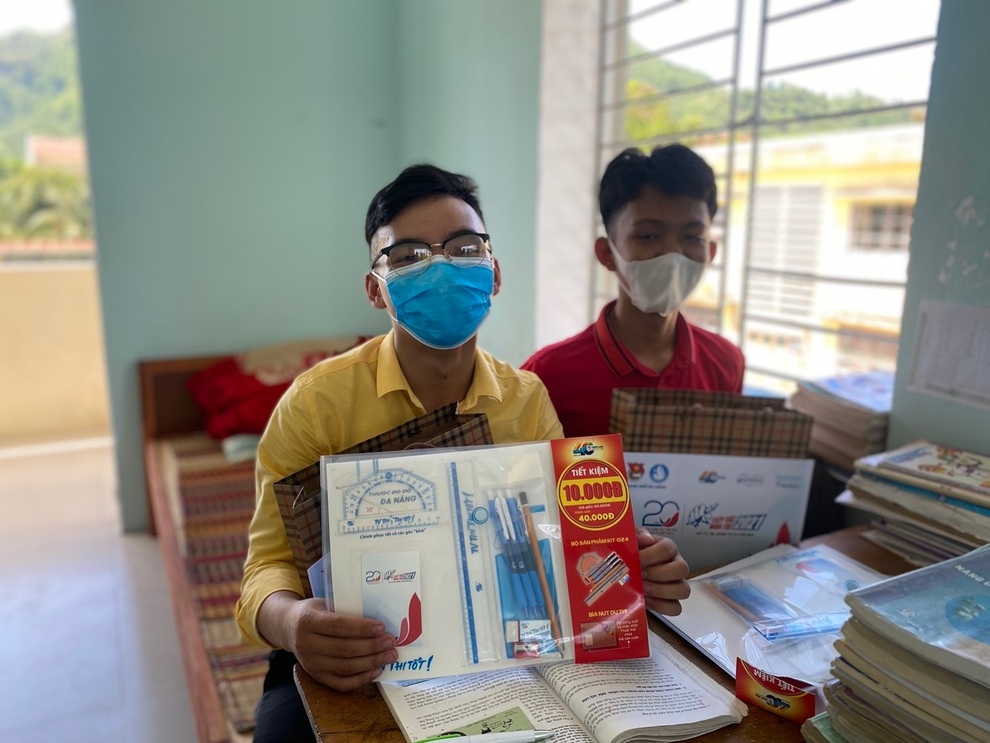 Thiên Long gửi hơn 1.600 bộ dụng cụ học tập đến thí sinh trước kỳ thi tốt nghiệp THPT - 2 Thiên Long gửi hơn 1.600 bộ dụng cụ học tập đến thí sinh trước kỳ thi tốt nghiệp THPT - 2