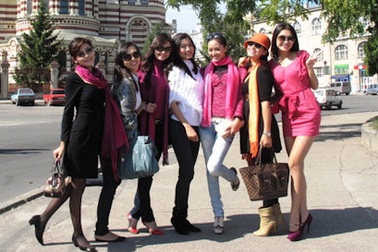 Nhan sắc Việt khoe sắc ở Châu Âu