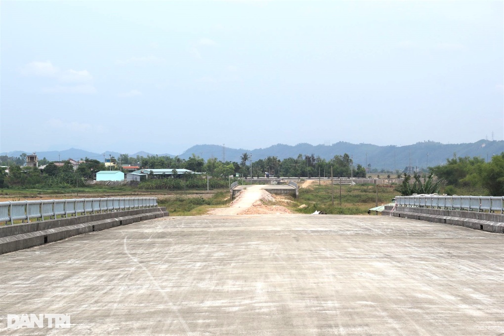 Hai cây cầu trăm tỷ bỏ hoang vì không có đường dẫn - 1 Hai cây cầu trăm tỷ bỏ hoang vì không có đường dẫn - 1