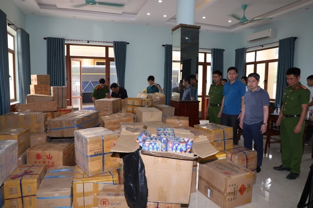 Cặp vợ chồng thuê nhà làm kho chứa pháo nổ trái phép, buôn bán liên tỉnh - 1