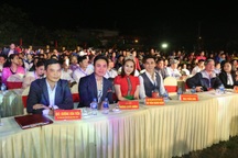 Hoa hậu Khánh Ngân, ca sĩ Dương Quốc Hưng tham gia carnival đường phố tại Mường Lò