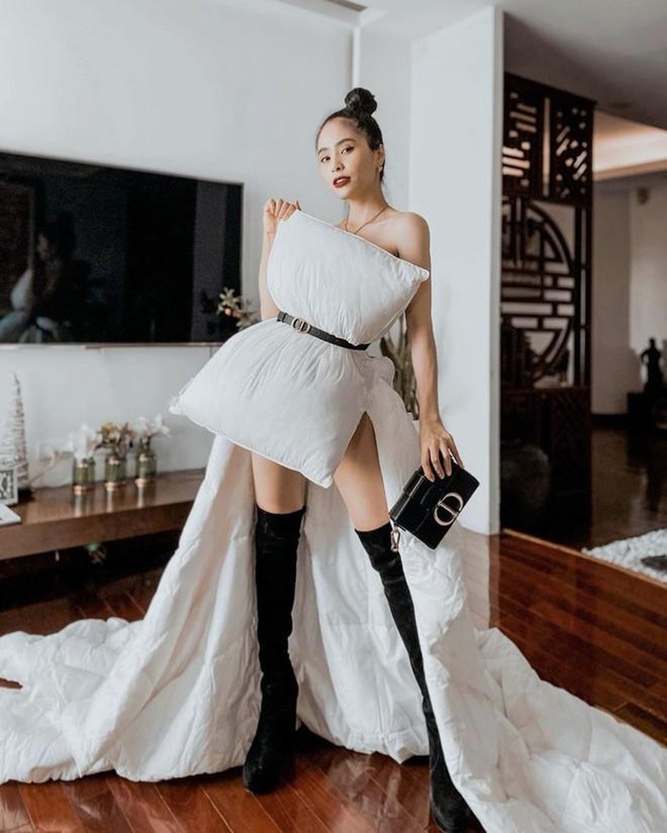 Sao Việt dùng gối, chăn làm váy - biến phòng ngủ thành sàn diễn - 7 Sao Việt dùng gối, chăn làm váy - biến phòng ngủ thành sàn diễn - 7