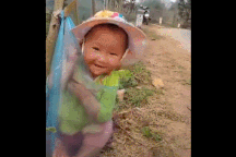 Clip "nụ cười em bé vùng cao theo mẹ đi làm" ấn tượng nhất tuần qua