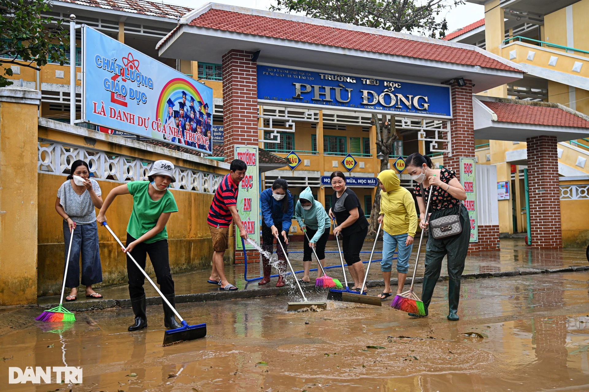 Người dân Hội An khẩn trương dọn bùn đất sau khi nước rút - 14 Người dân Hội An khẩn trương dọn bùn đất sau khi nước rút - 14