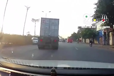 Xe container chuyển làn gấp gây tai nạn cho xe đi cùng chiều