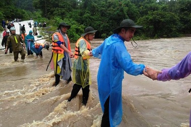 Nghệ An: Công an, đoàn viên dầm mưa dọn đường, vận chuyển tài sản giúp dân sau lũ