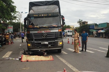 Băng qua đường, người đàn ông bị cuốn vào gầm xe tải tử vong