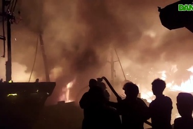 4 tàu cá đỗ trong cảng bất ngờ bốc cháy