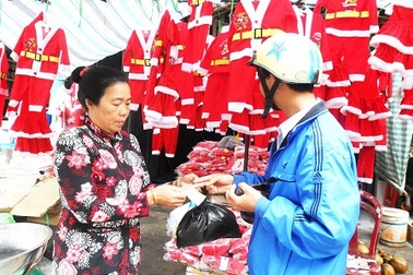 Tiểu thương “phố núi” đổ xô khuyến mãi mùa Noel