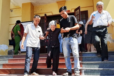 Liêu xiêu bóng mẹ sân tòa