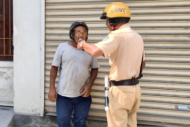 Uống bia sau đám tang, người đàn ông bị CSGT TPHCM xử phạt