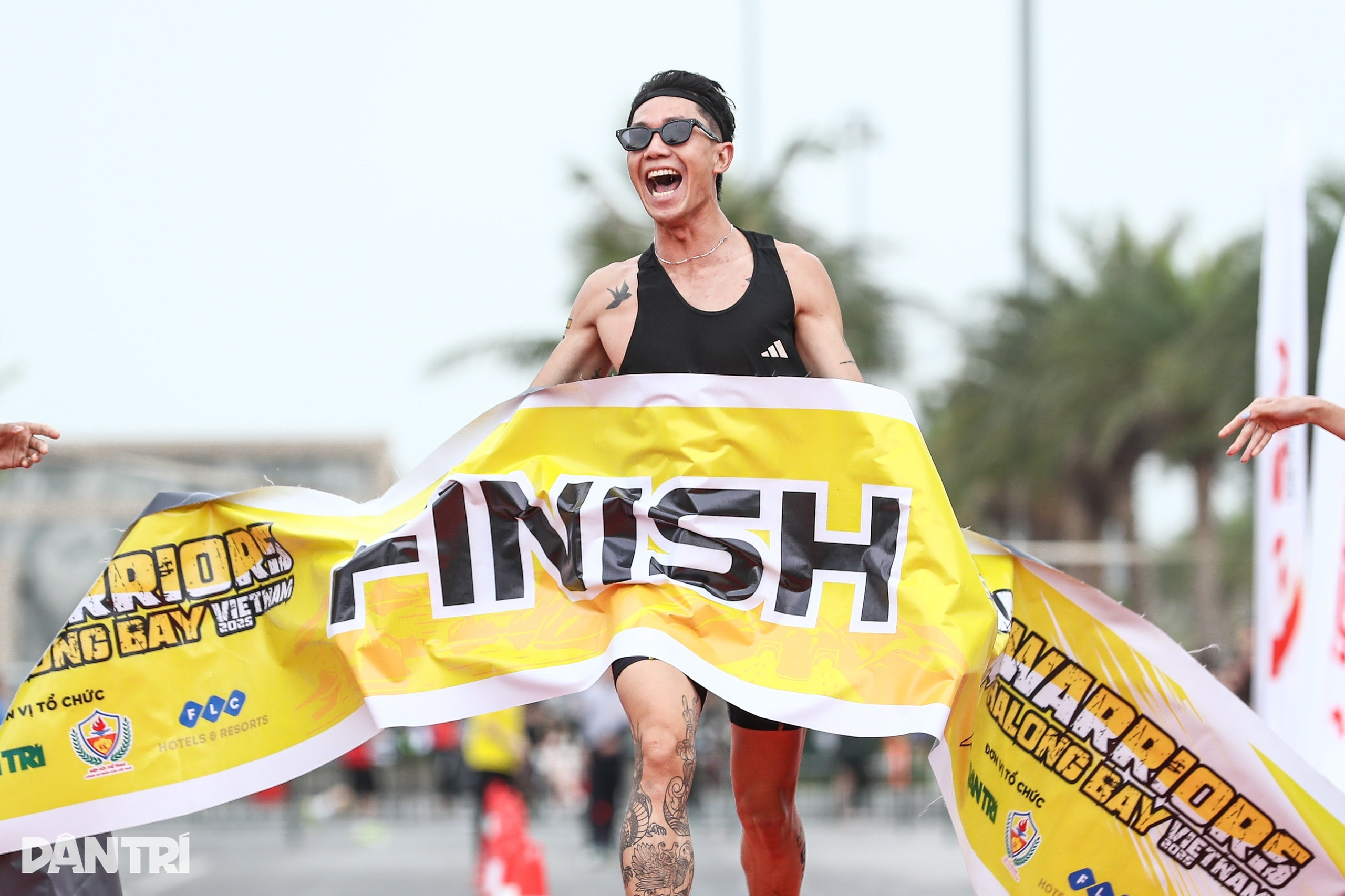 View - Những màn ăn mừng vỡ òa cảm xúc tại vạch đích Aqua Warriors Halong Bay 2025 | Báo Dân trí
