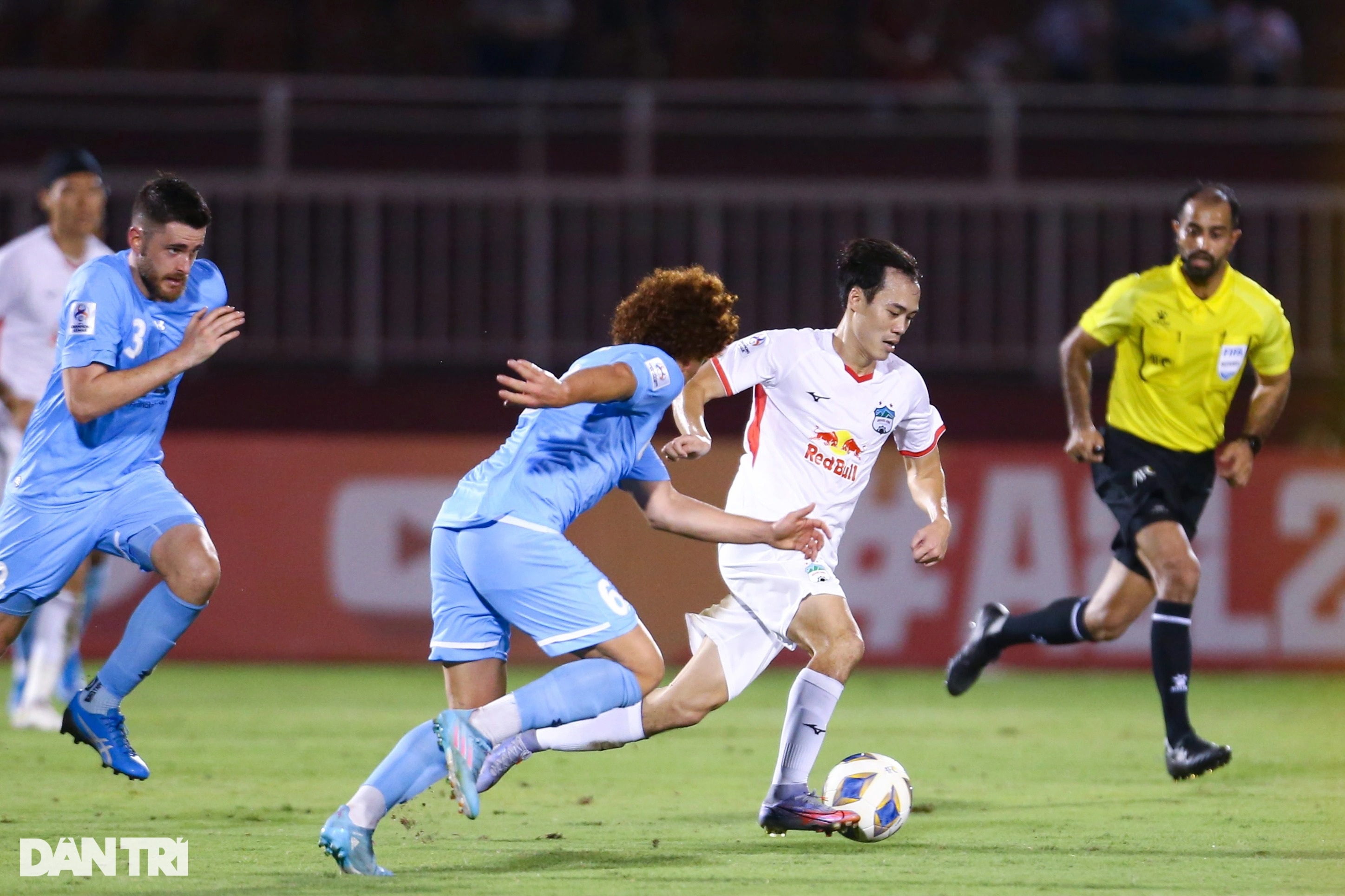 Văn Toàn bắt tay làm hòa sau pha va chạm khiến cầu thủ Sydney FC bị đau - 6