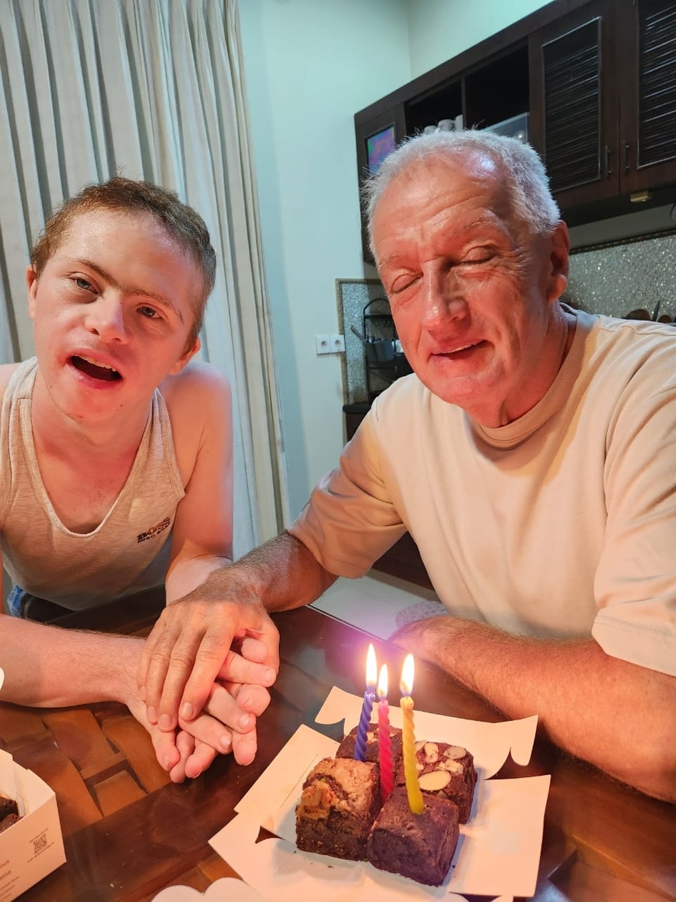 Ông bố Tây đưa con trai Down dạo phố, hành động bất ngờ của trẻ em Việt - 5