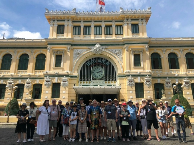 Du khách nước ngoài tham quan Bưu điện TP.HCM.