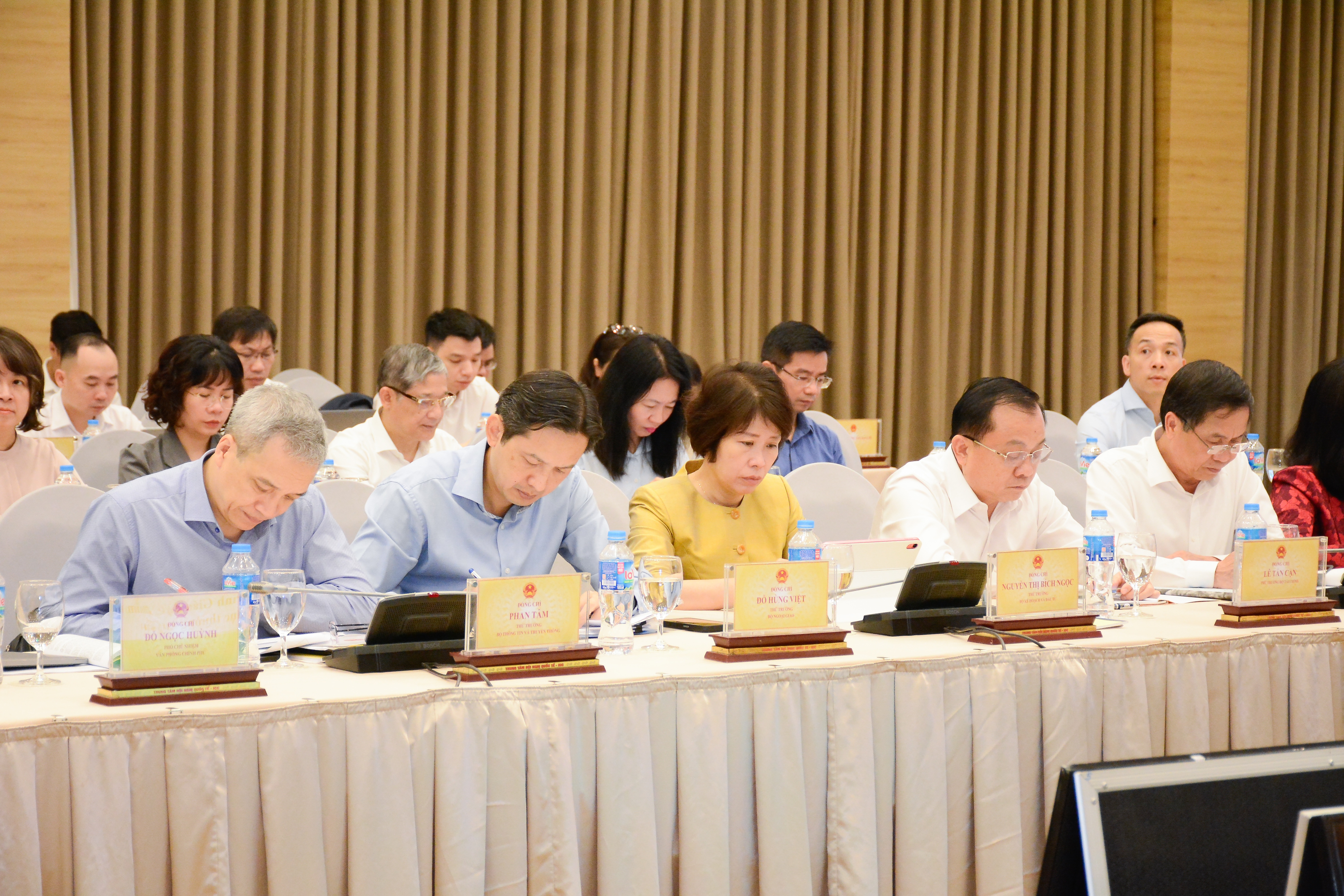 Premiärminister Pham Minh Chinh: Se skolan som en piedestal, familjen som ett stöd - 2 Thủ tướng Phạm Minh Chính: Lấy nhà trường làm bệ đỡ, gia đình là điểm tựa - 2