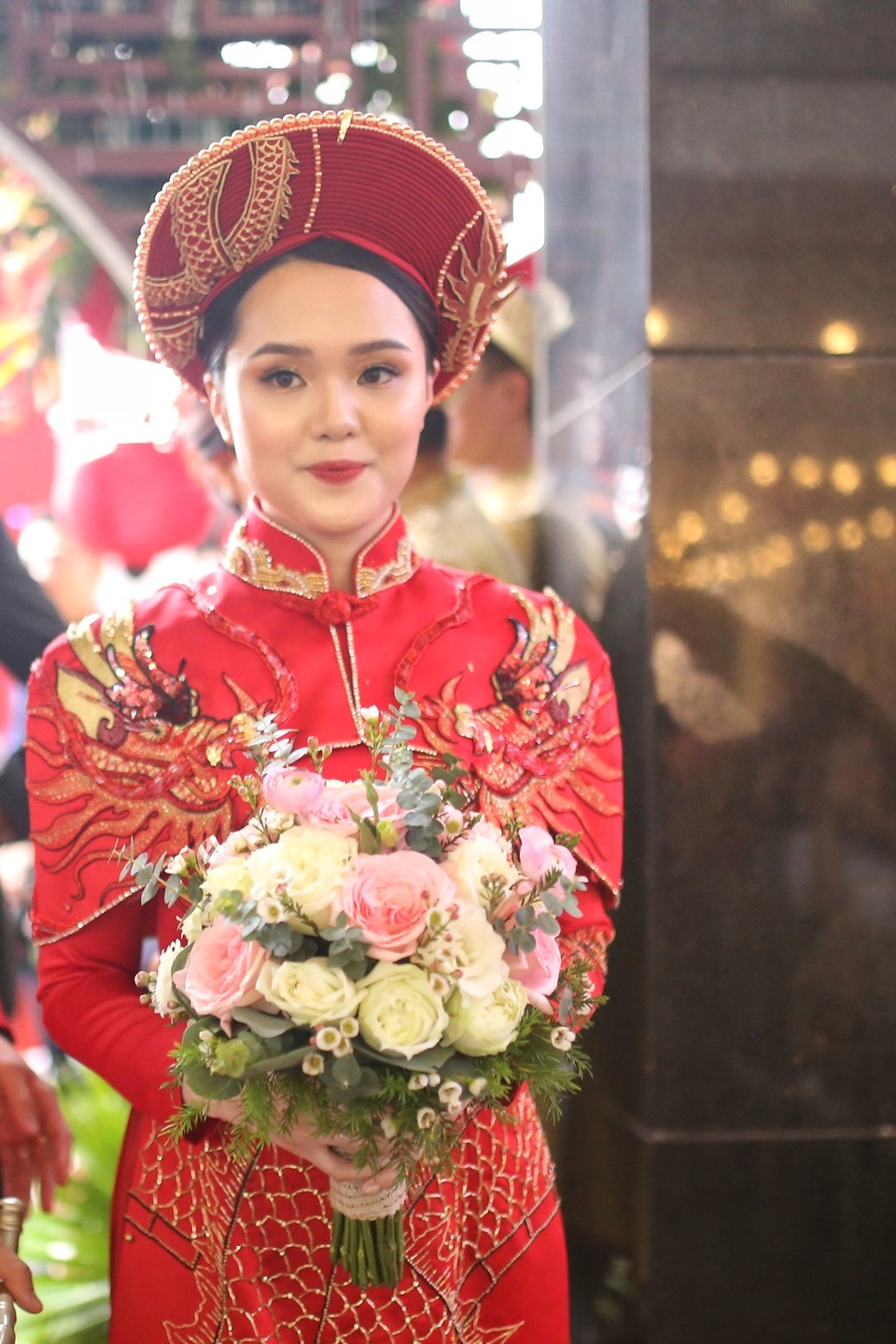 Cô dâu hot girl của Duy Mạnh rạng ngời trong sắc đỏ ngày ăn hỏi - 3 Cô dâu hot girl của Duy Mạnh rạng ngời trong sắc đỏ ngày ăn hỏi - 3