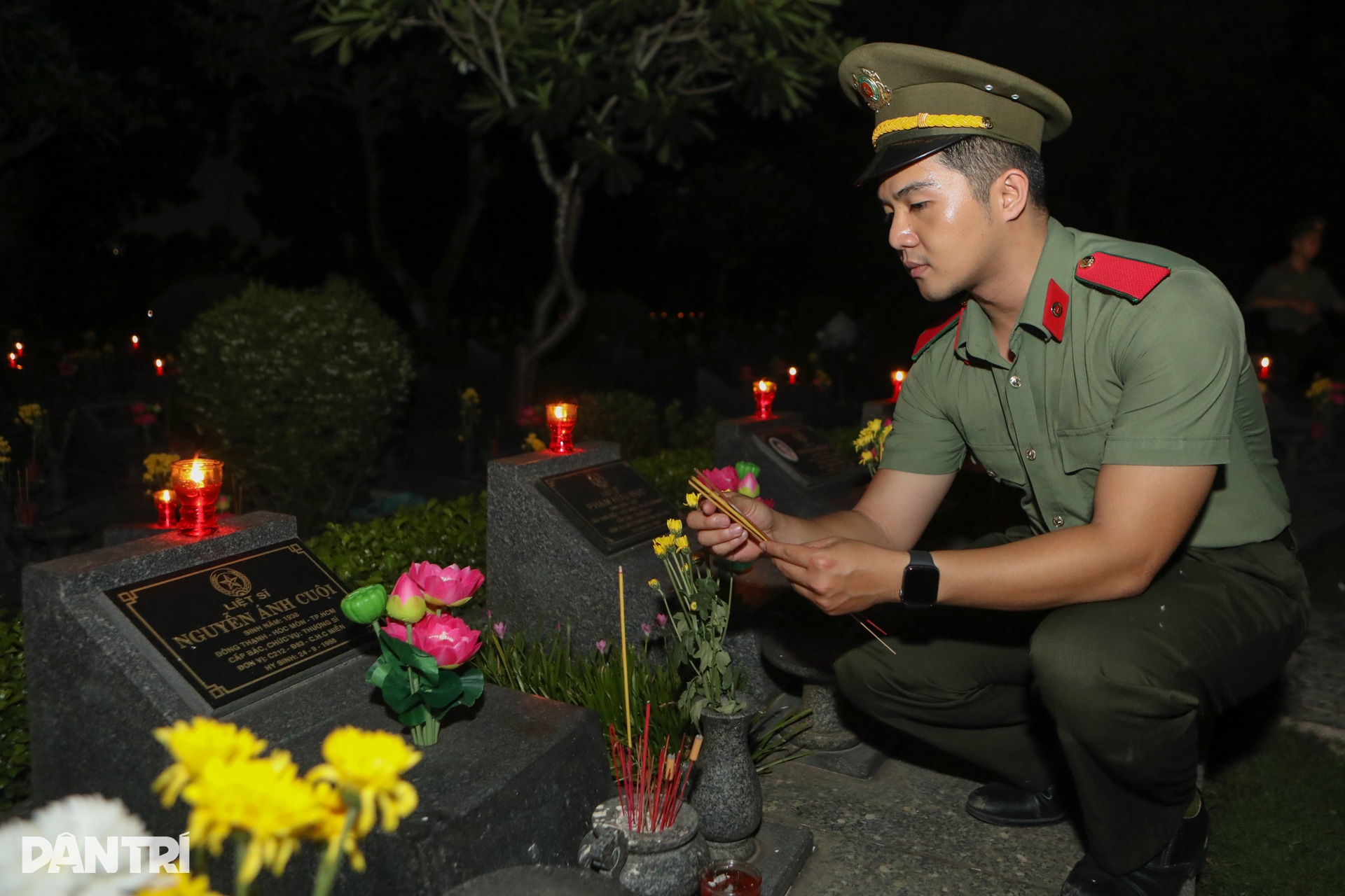 Hàng nghìn ngọn nến tri ân bừng sáng ở nghĩa trang liệt sĩ TPHCM - 12 Hàng nghìn ngọn nến tri ân bừng sáng ở nghĩa trang liệt sĩ TPHCM - 12