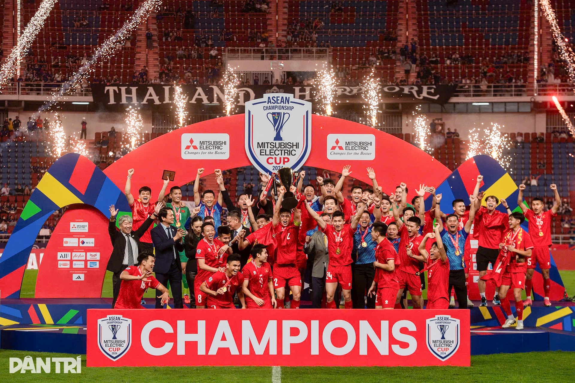 Hình ảnh tuyển Việt Nam vô địch AFF Cup 2024 đầy thuyết phục trước Thái Lan - 14 Hình ảnh tuyển Việt Nam vô địch AFF Cup 2024 đầy thuyết phục trước Thái Lan - 14