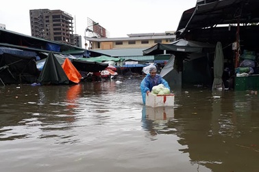 Mưa ngập thành phố, tiểu thương chợ Vinh trắng tay sau một đêm
