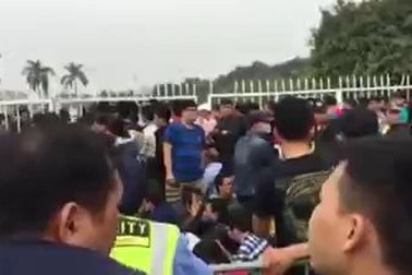 Chen lấn, xô đẩy mua vé xem đội tuyển Việt Nam đấu Indonesia