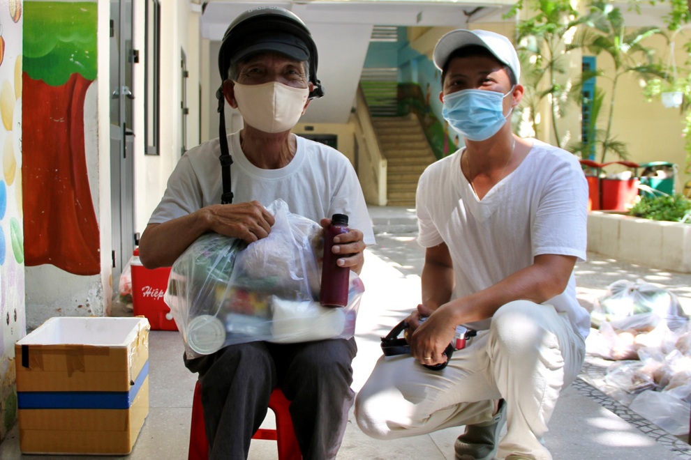 Không thể đến trường vì dịch, thầy giáo rong ruổi giúp người dân hồi hương - 3