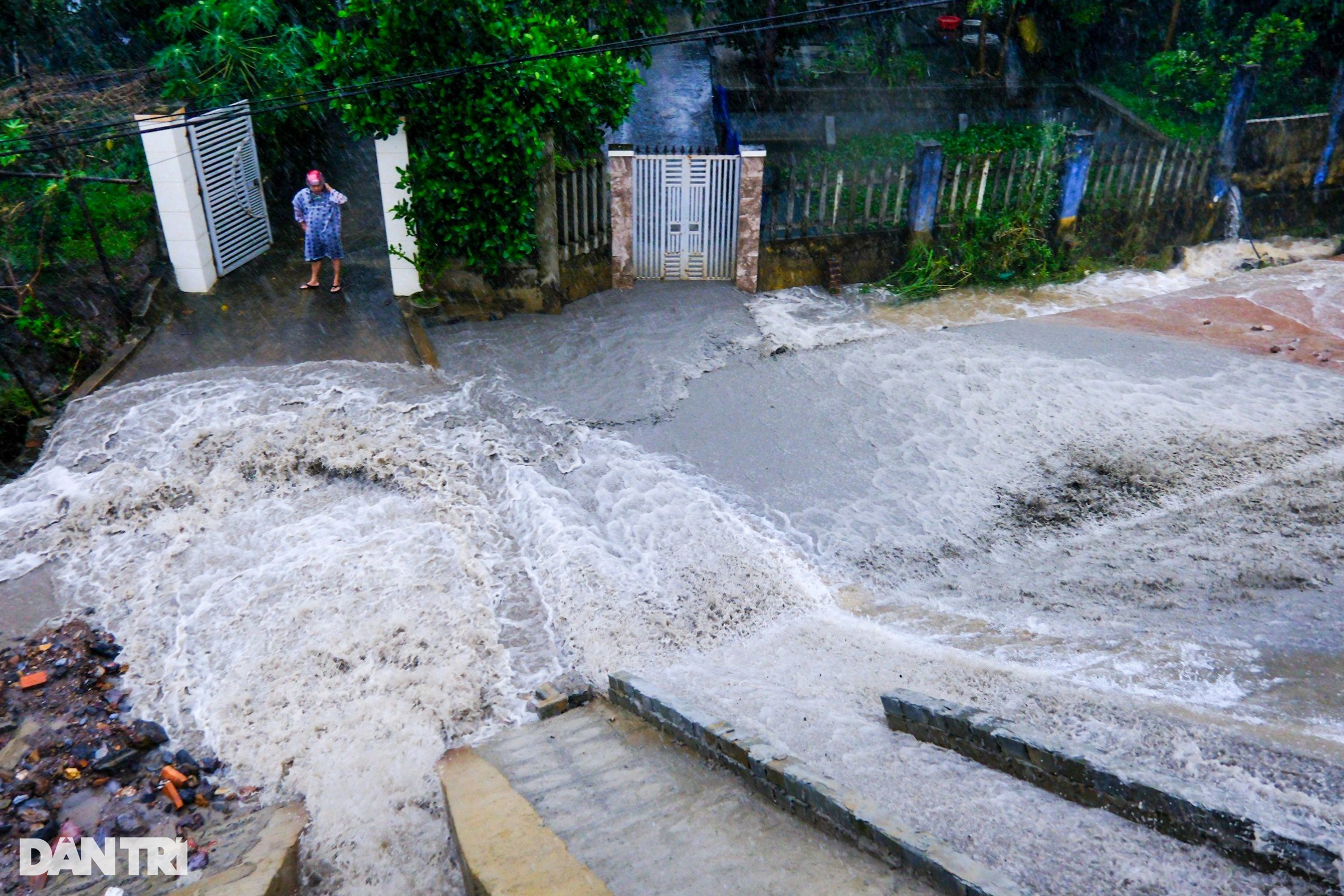 Người dân Đà Nẵng bật khóc khi nước cùng đất đá ập thẳng vào nhà - 1