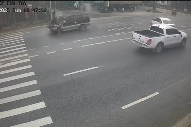 Ô tô con bị đâm toác đuôi khi đang lò dò sang đường