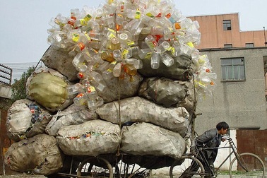 “Diễn xiếc” trên phố với những món đồ siêu cồng kềnh