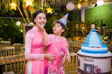 Mẹ con Trần Huyền Nhung duyên dáng trong tà áo dài Việt của NTK Ngọc Hân