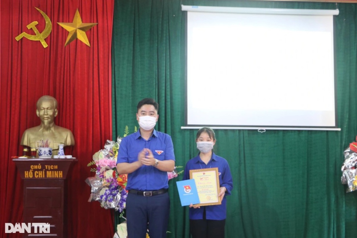 Nữ sinh trường làng đạt giải Nhất tỉnh cuộc thi Tự hào Việt Nam - 4 Nữ sinh trường làng đạt giải Nhất tỉnh cuộc thi Tự hào Việt Nam - 4
