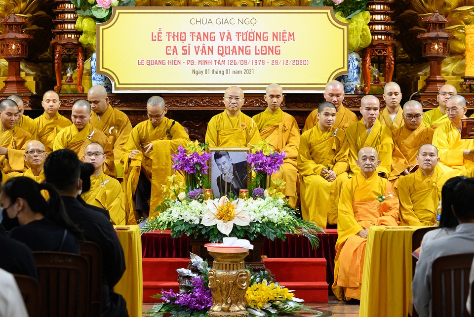 Con gái Vân Quang Long khóc khi hát Ba kể con nghe trong Lễ cầu siêu - 1 Con gái Vân Quang Long khóc khi hát Ba kể con nghe trong Lễ cầu siêu - 1