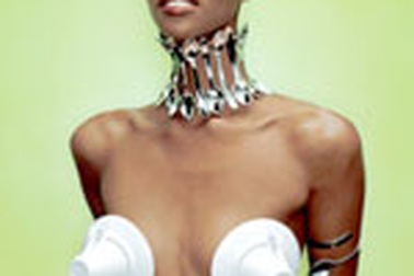 Không một mảnh vải, vẫn che được thân!