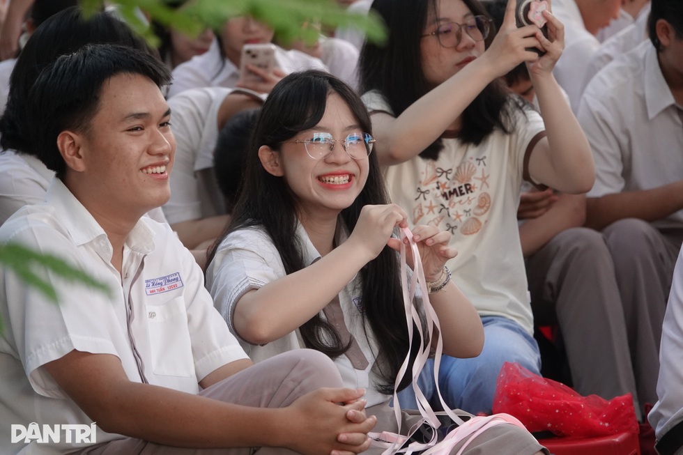 Học sinh cuối cấp rơi nước mắt ngày tổng kết, kể những đêm học đến 2h - 25