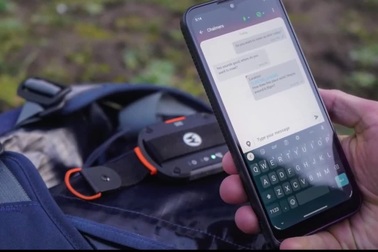 Phụ kiện giúp mang tính năng liên lạc qua vệ tinh lên mọi smartphone