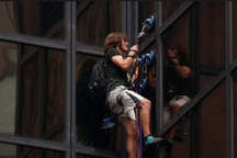 Mạo hiểm leo bề mặt tháp 58 tầng để ủng hộ Donald Trump