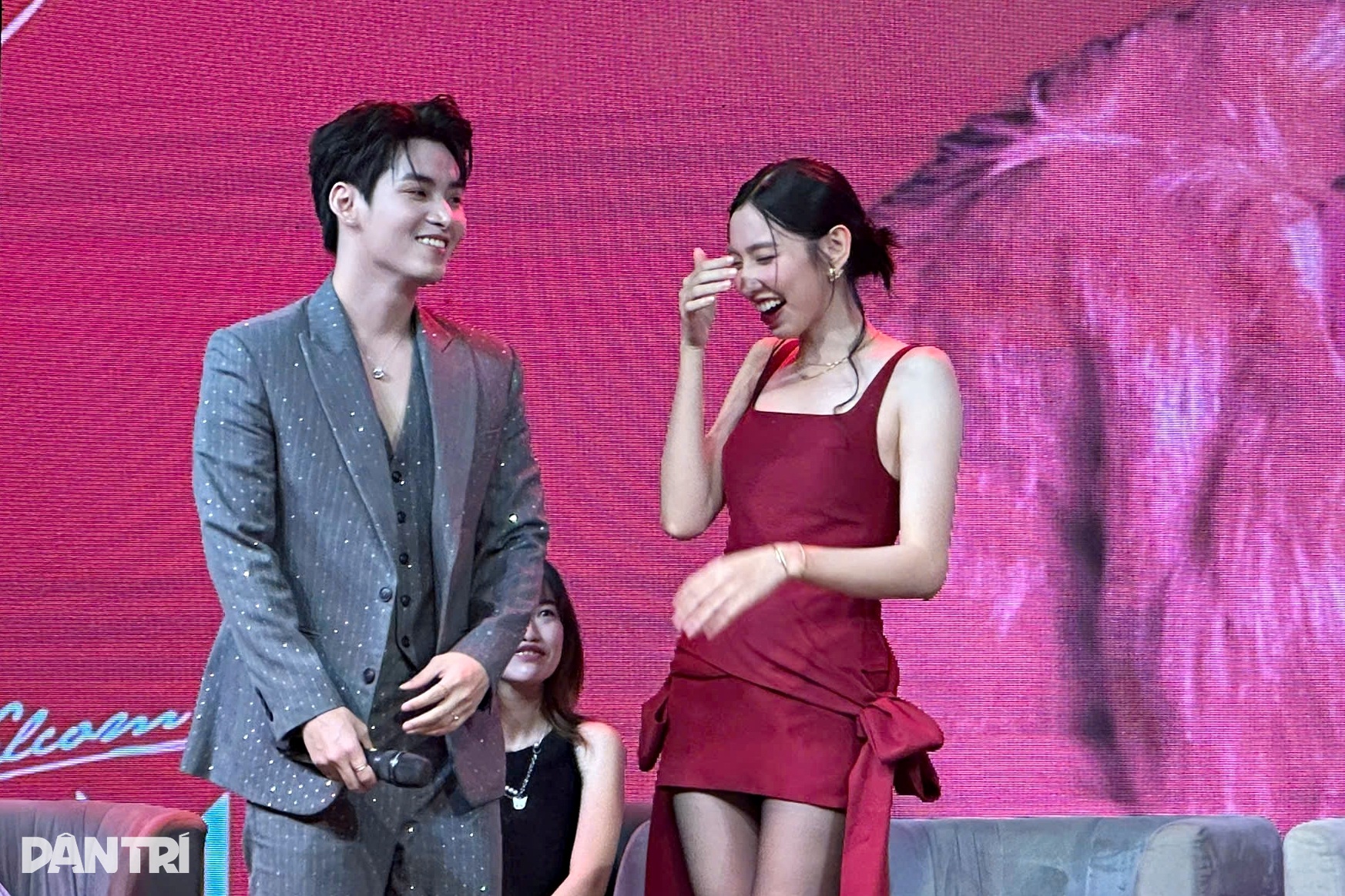 Hung Huynh Anh، ایک نشے میں دھت آدمی نے مس تھوئے Tien - 3 کے ساتھ ایک محبت کا منظر پیش کیا Hùng Huỳnh Anh trai say hi diễn cảnh tình tứ với Hoa hậu Thùy Tiên - 3