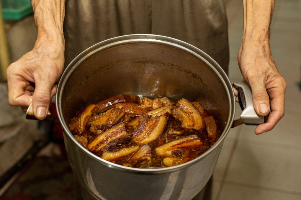 Unique sticky rice shop with peach cheek meat, helping the Hanoi owner sell his goods uncontrollably - 4