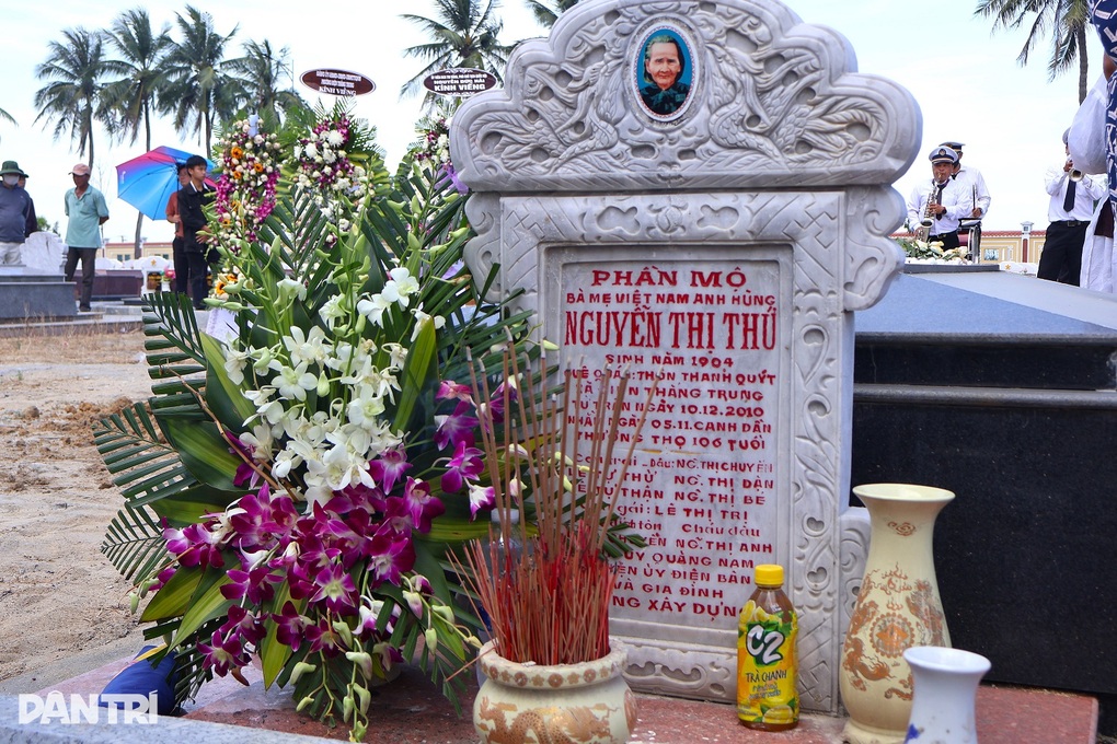 Tiễn đưa Mẹ Việt Nam anh hùng, con gái Mẹ Nguyễn Thị Thứ về cõi vĩnh hằng - 4 Tiễn đưa Mẹ Việt Nam anh hùng, con gái Mẹ Nguyễn Thị Thứ về cõi vĩnh hằng - 4