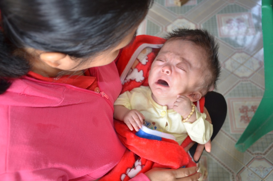 Em bé khắc khoải chờ bàn tay nhân ái được bạn đọc giúp đỡ 335 triệu đồng - 3 Em bé khắc khoải chờ bàn tay nhân ái được bạn đọc giúp đỡ 335 triệu đồng - 3
